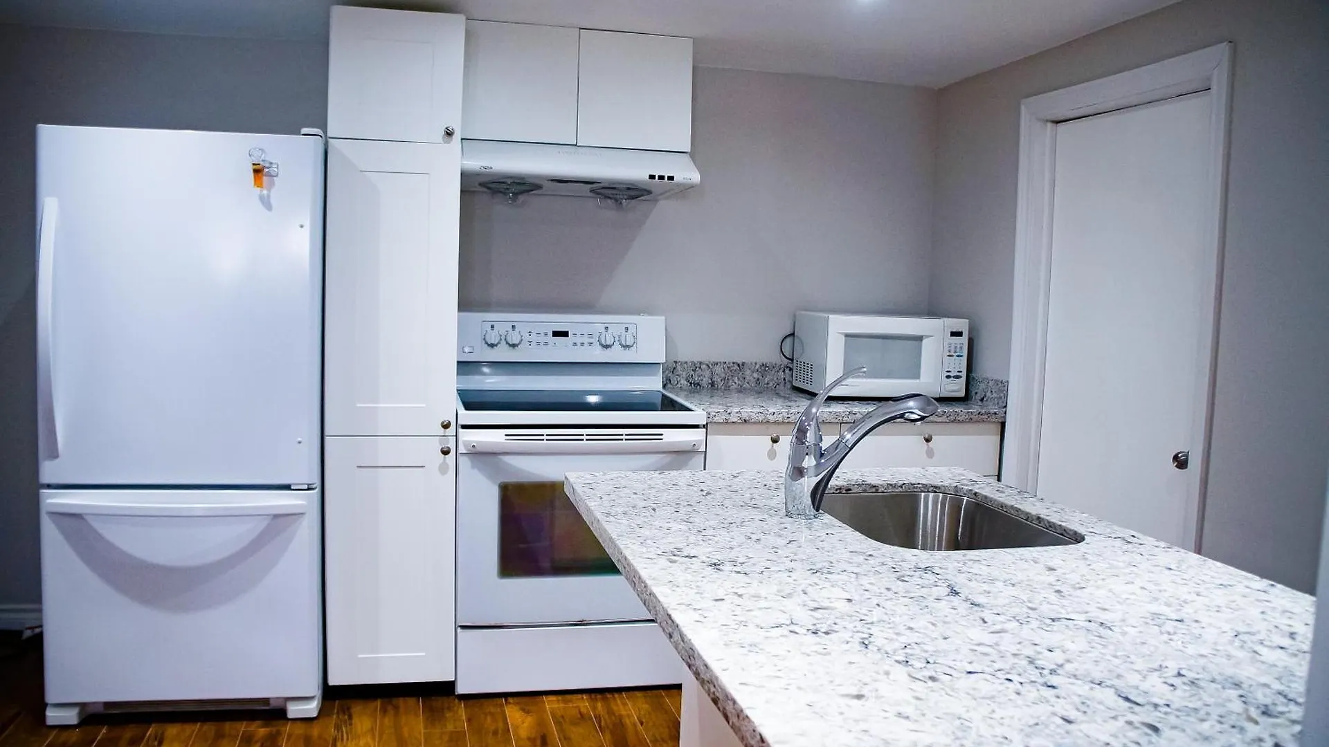 ゲストハウス Cozy Bedroom Near Subway Station, Free Parking トロント カナダ