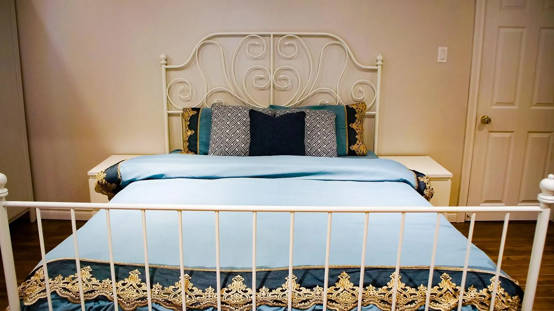 Guest house Cozy Bedroom Near Subway Station, Free Parking Toronto