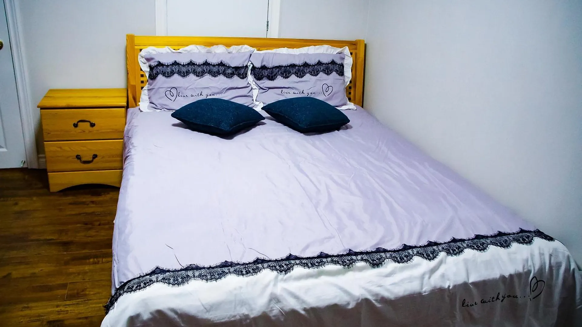 Cozy Bedroom Near Subway Station, Free Parking Toronto Guest house