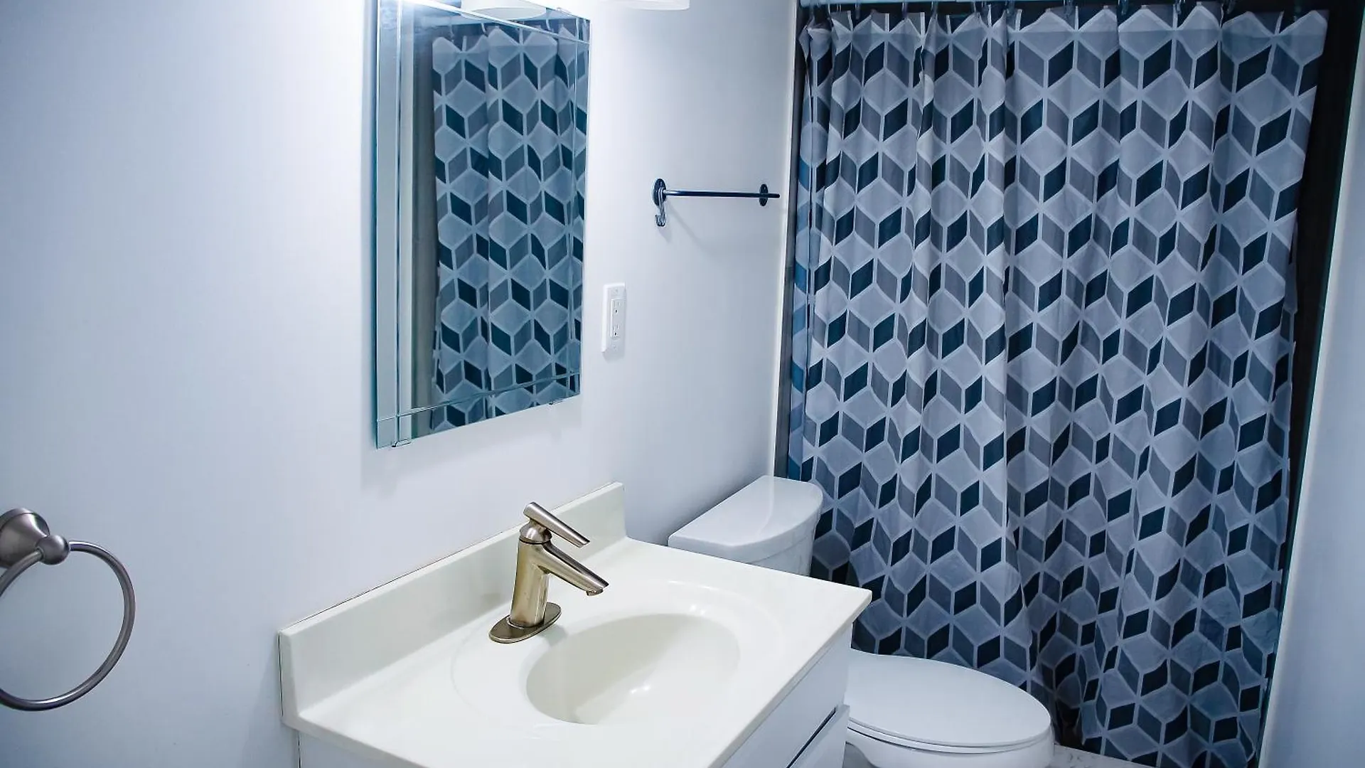 Cozy Bedroom Near Subway Station, Free Parking Toronto Guest house